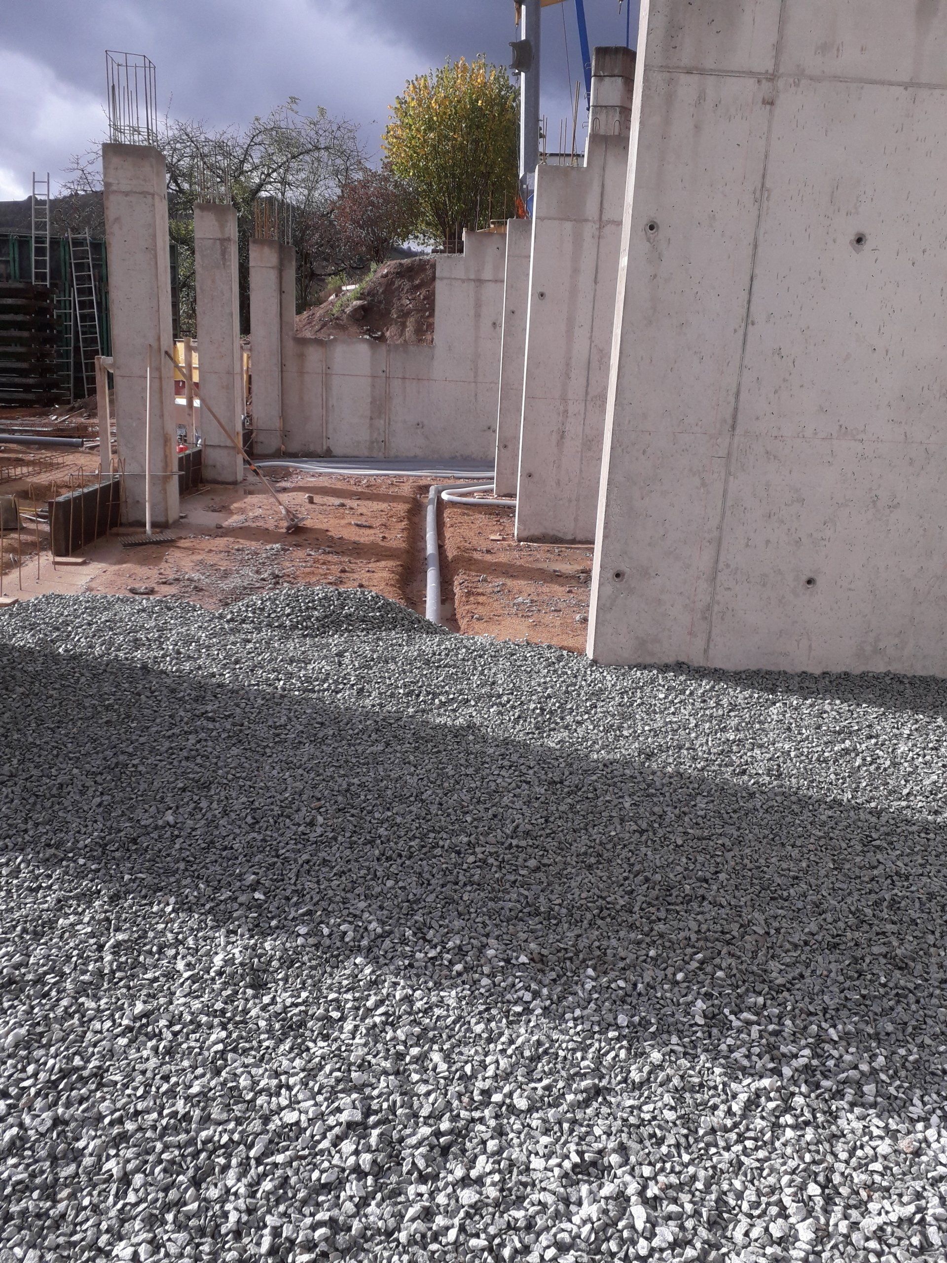 Pose de graviers sur un chantier de construction