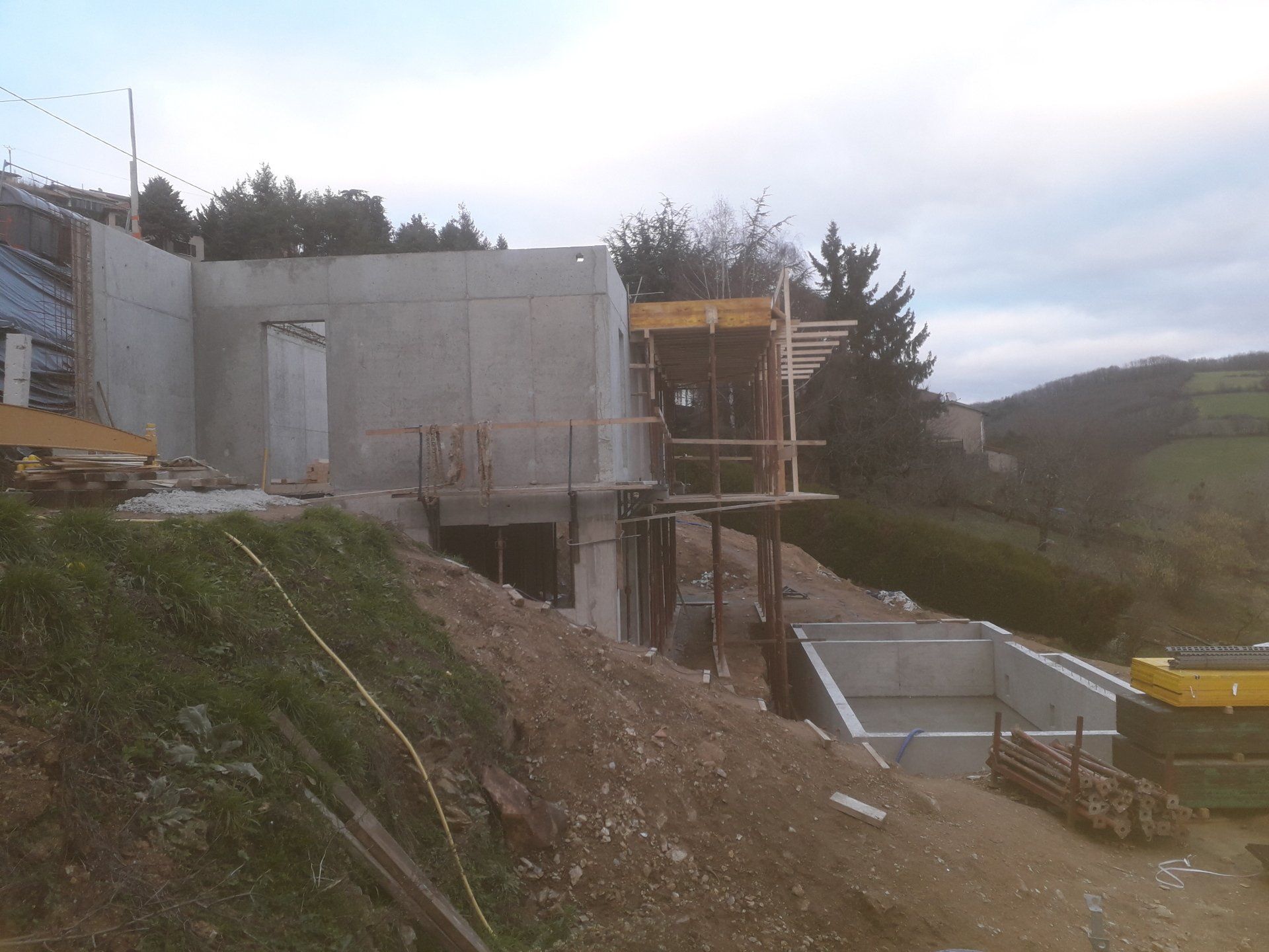 Construction d'une villa et d'une piscine sur un terrain en pente