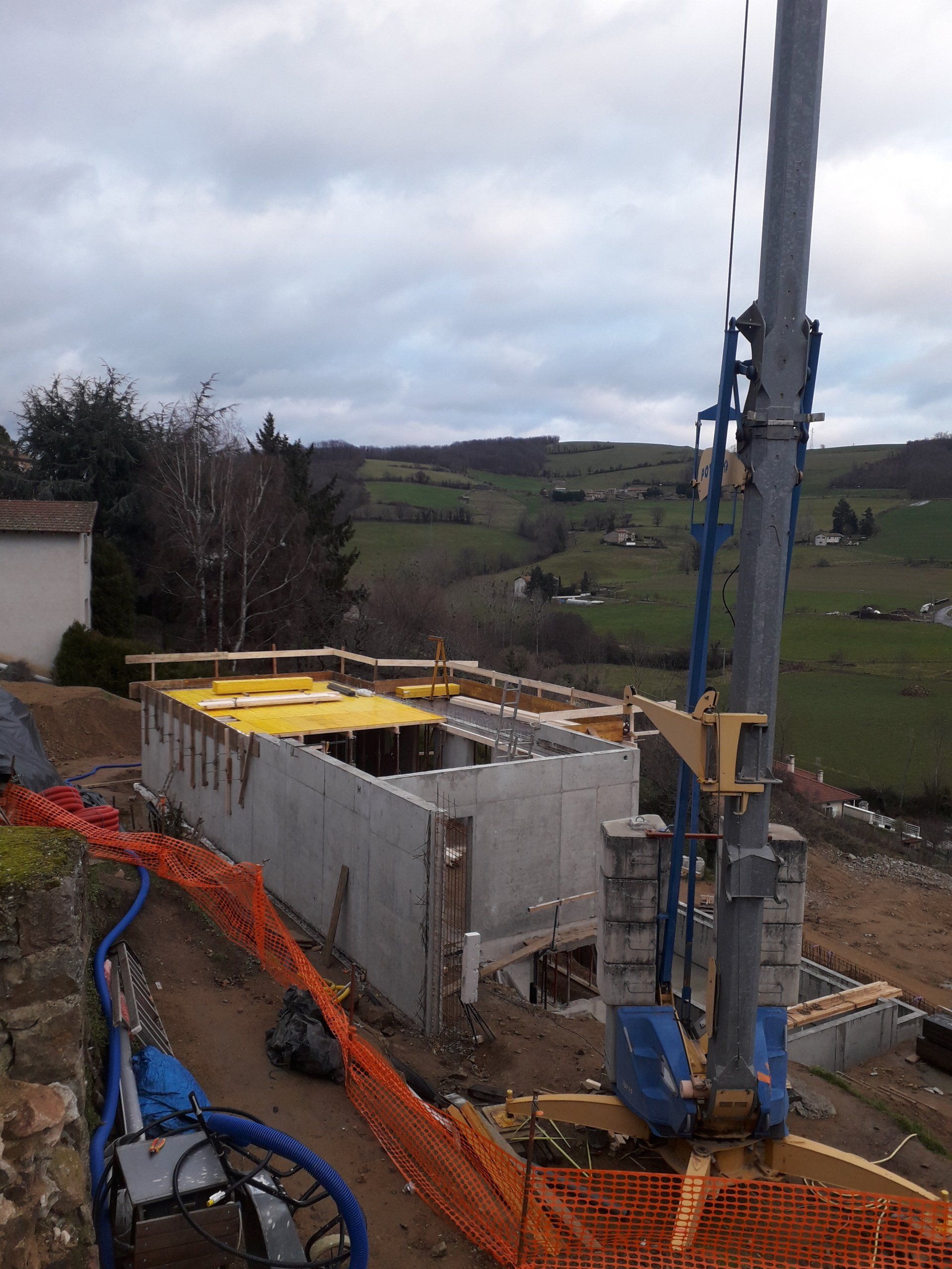 Construction d'une villa avec une grue