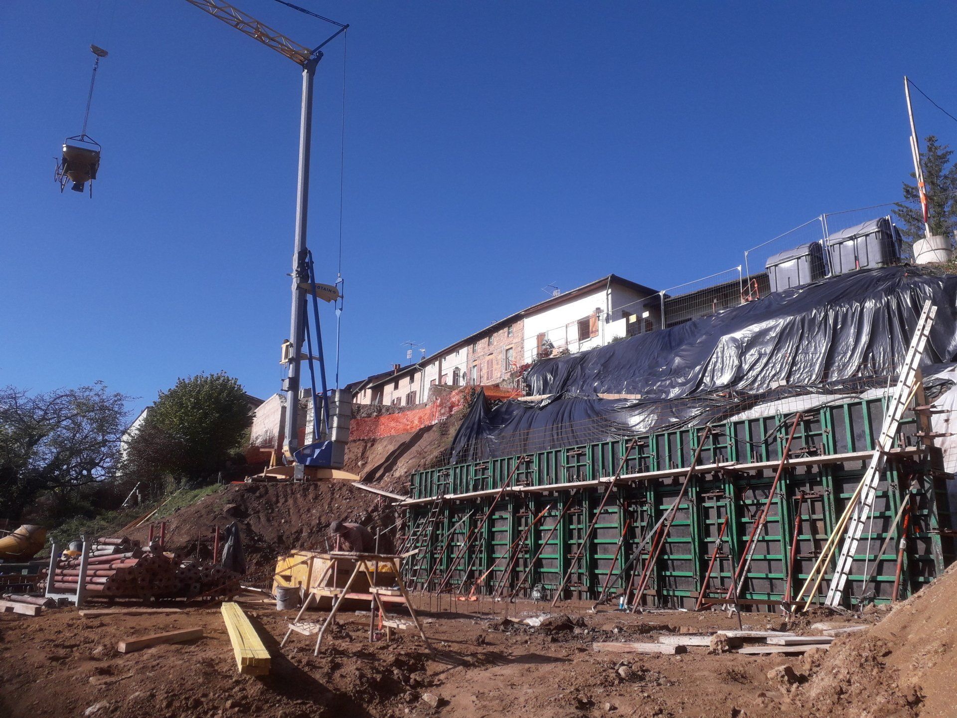 Travaux de construction avec grue et travaux de soutènement