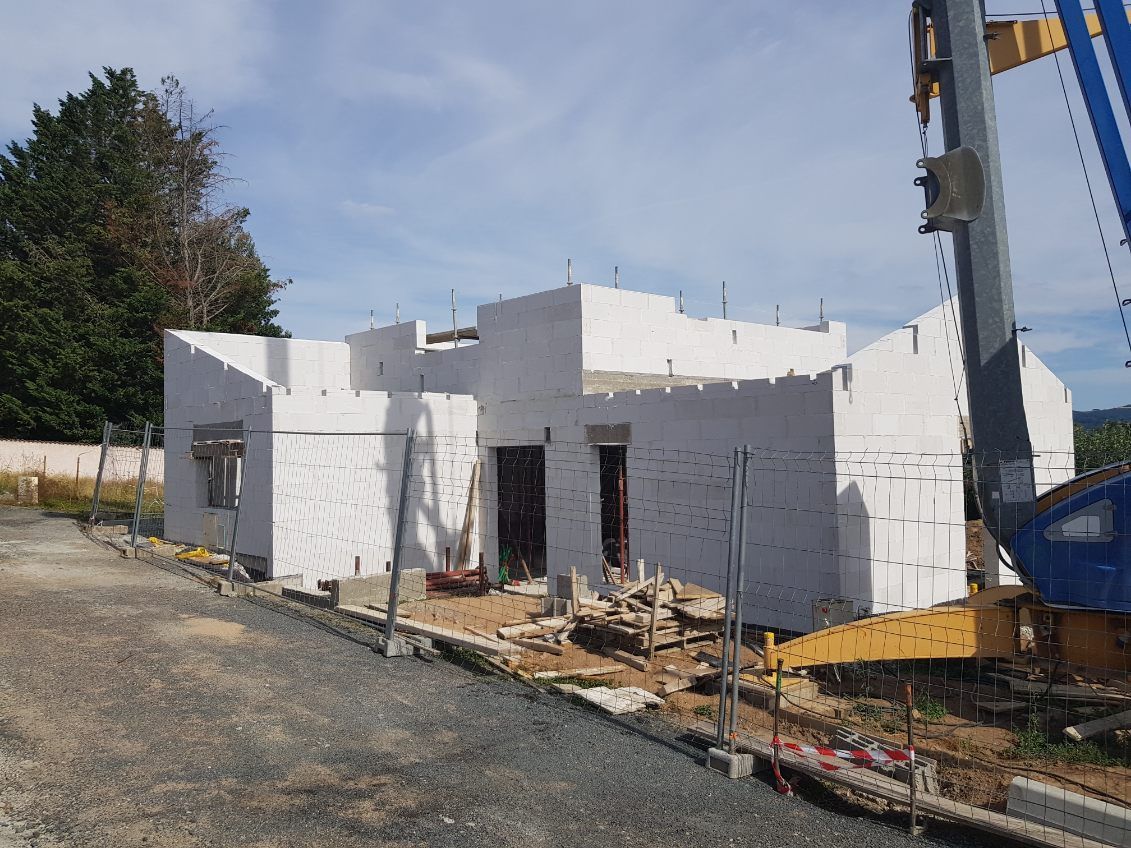 Construction d'une maison sur terrain en pente