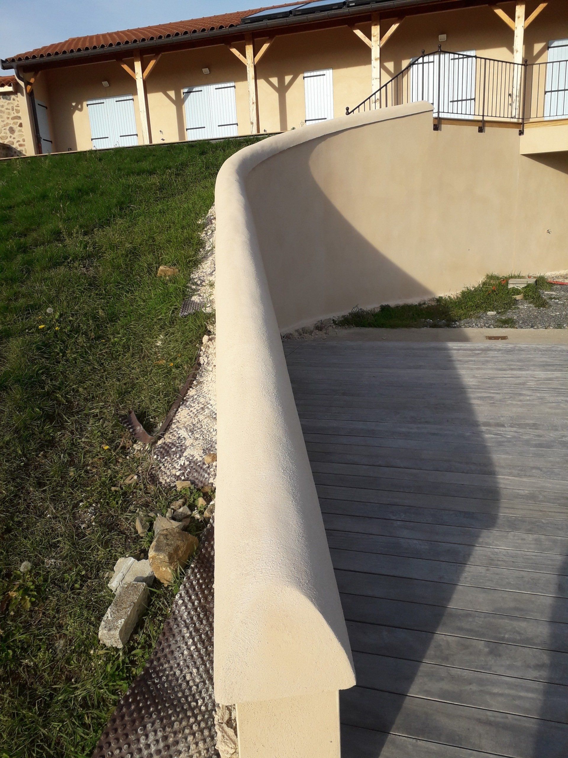 Mur en béton arrondi sur le dessus