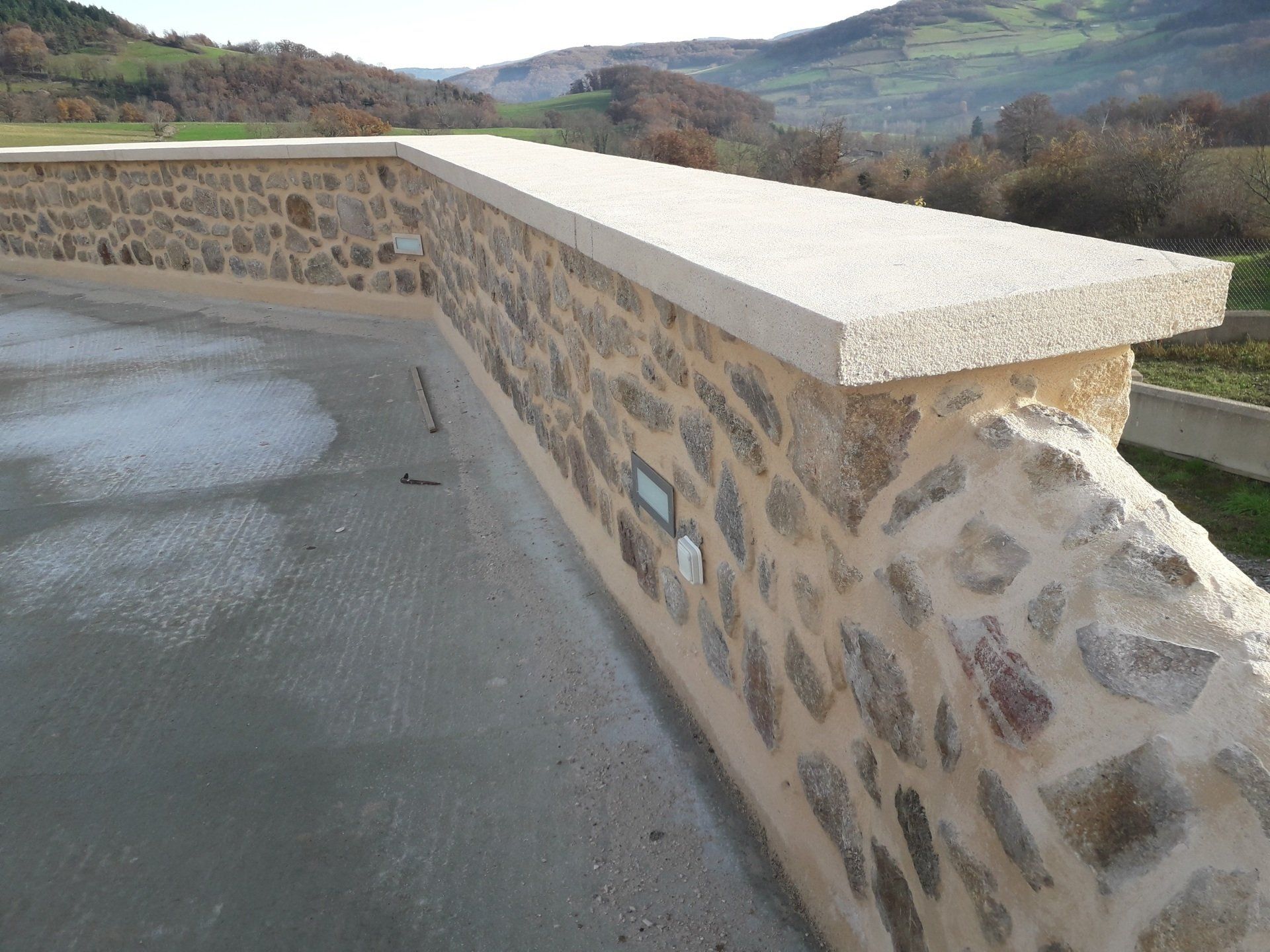 Mur en pierre de pays 