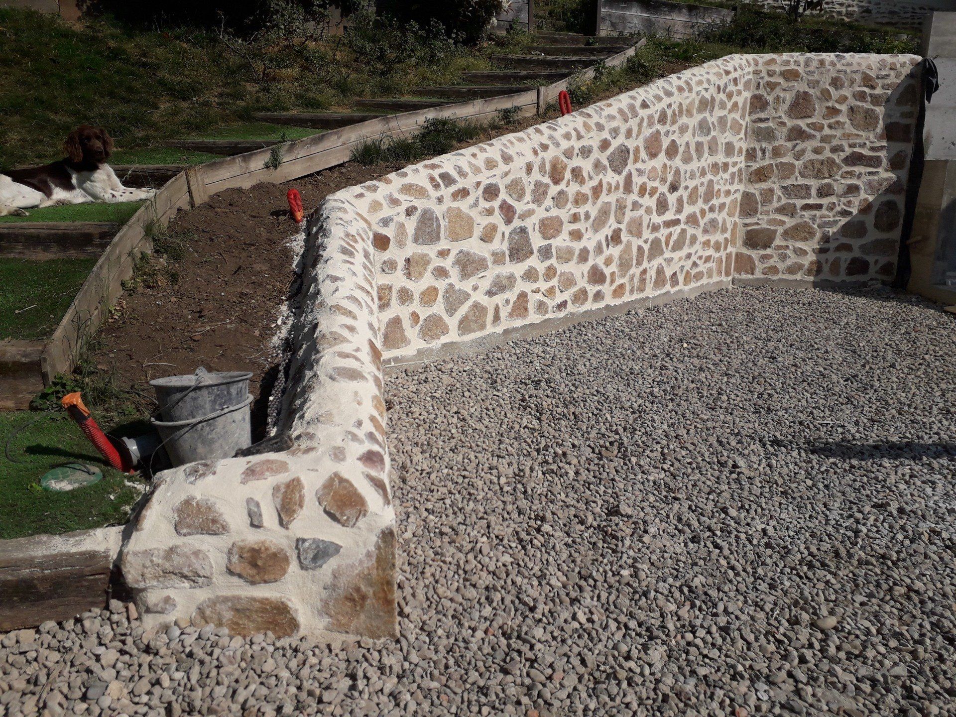 Murs en pierres de pays arrondies sur le dessus