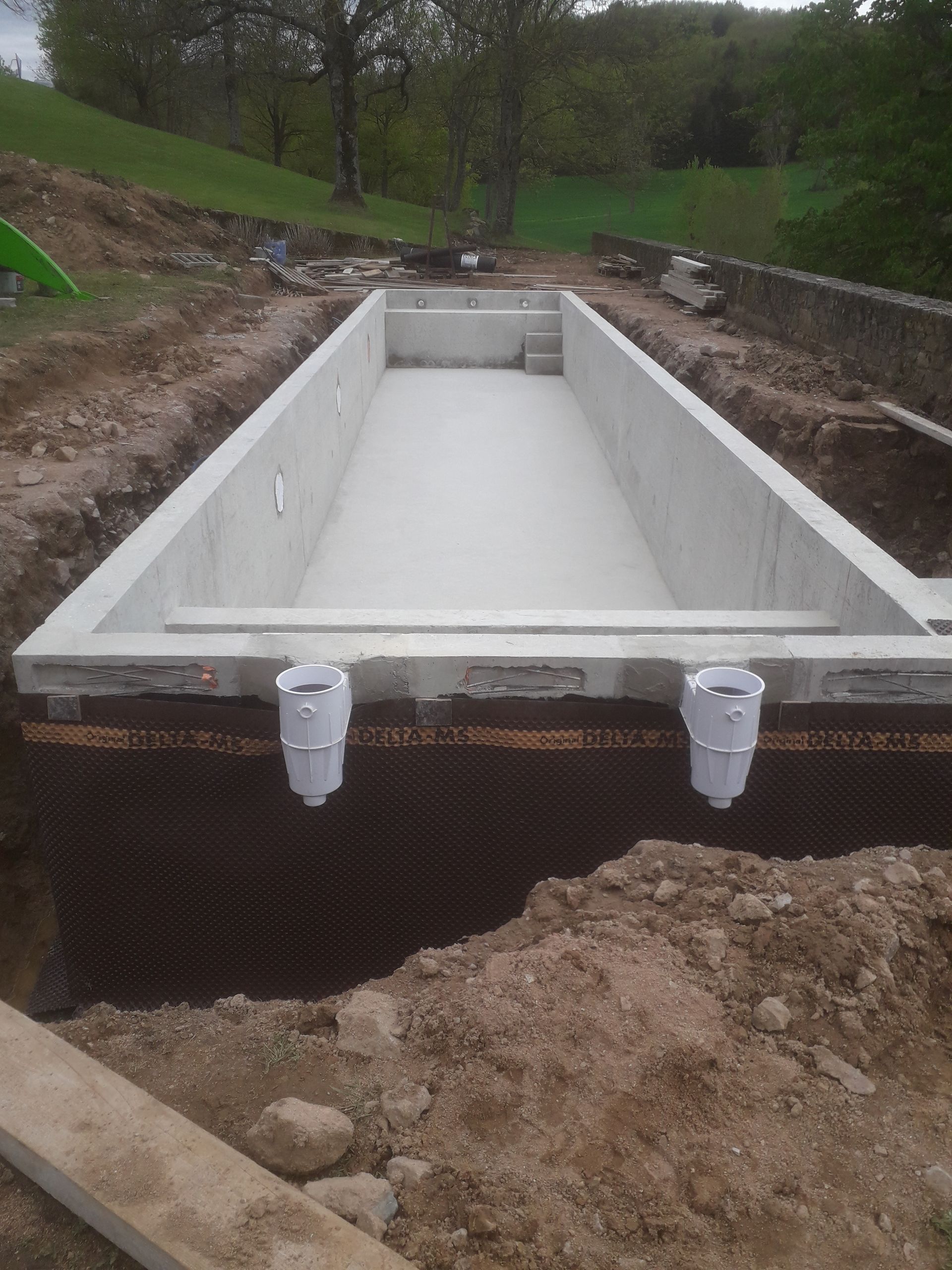 Construction d'une piscine en béton dans un terrain