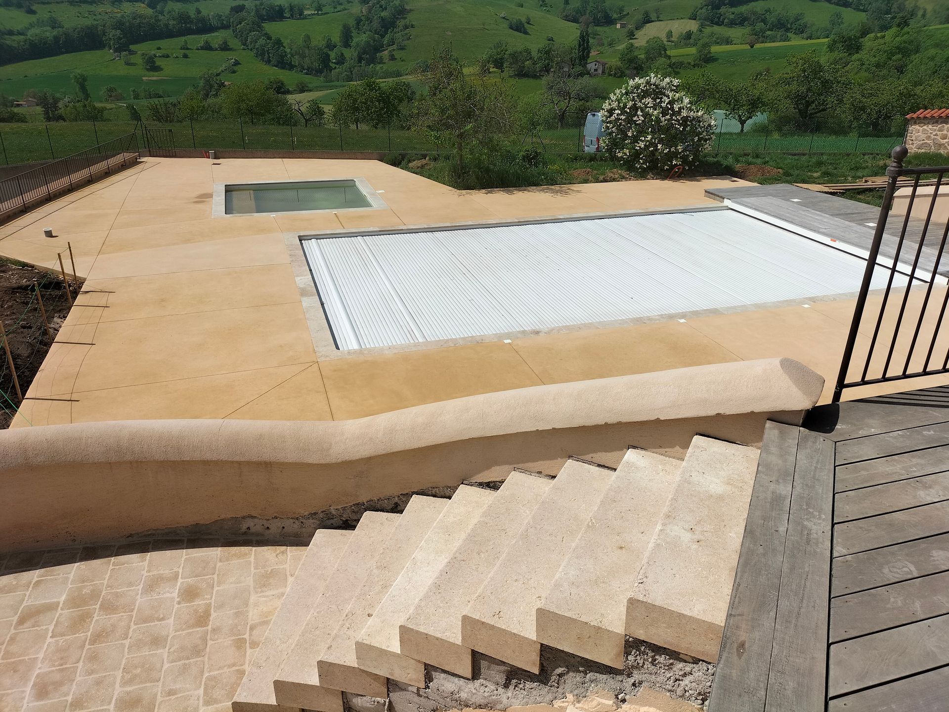 Aménagement extérieur avec une piscine et son rideau fermé