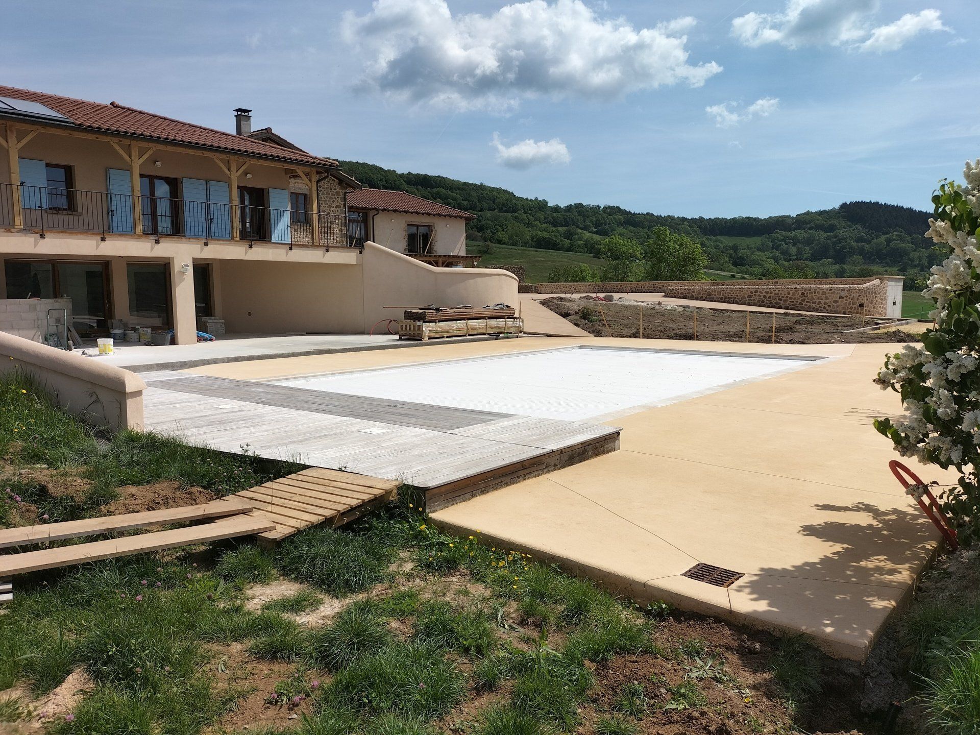 Aménagement extérieur d'une terrasse avec piscine