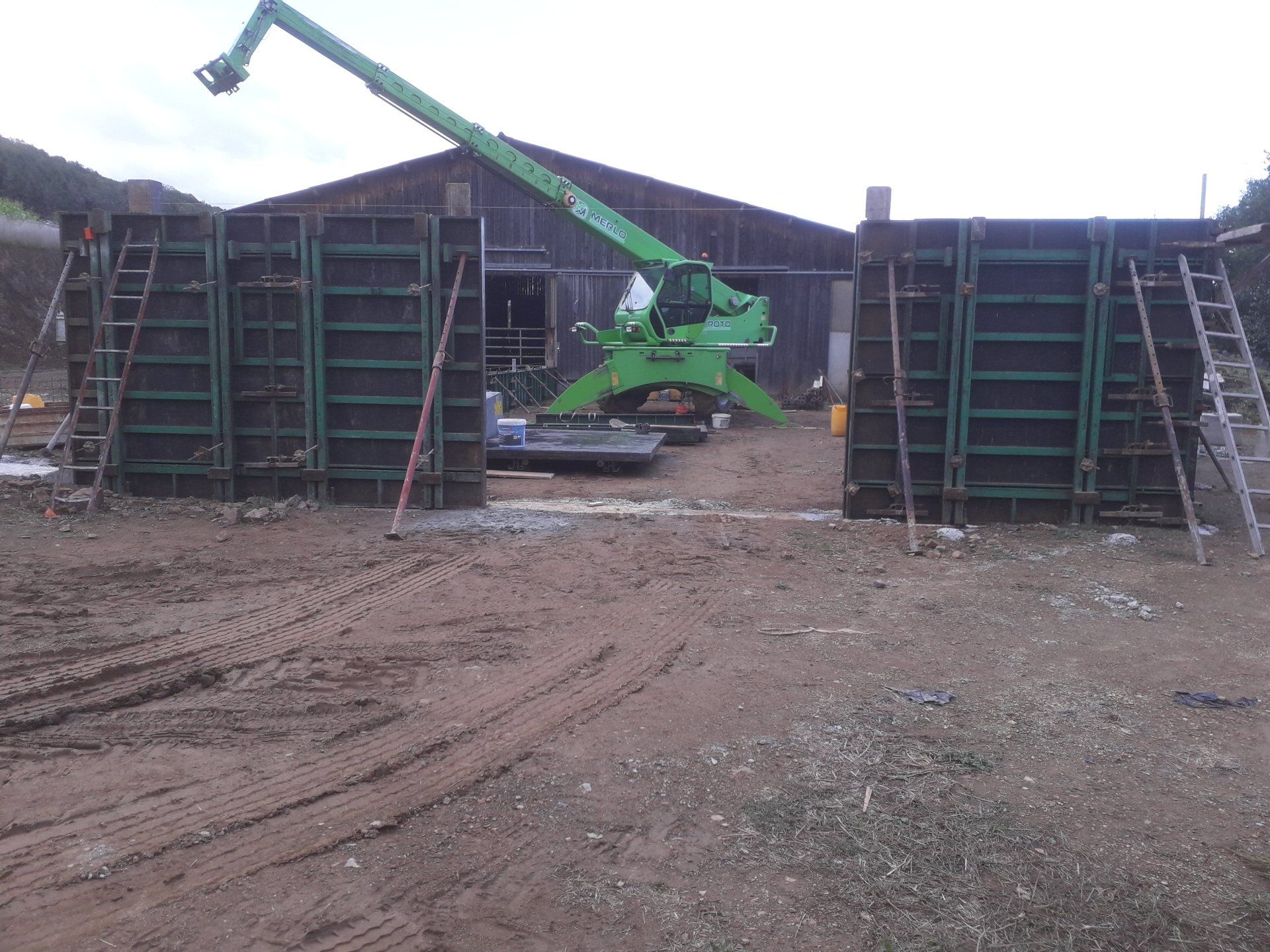 Rénovation bâtiment agricole avec engin de levage vert