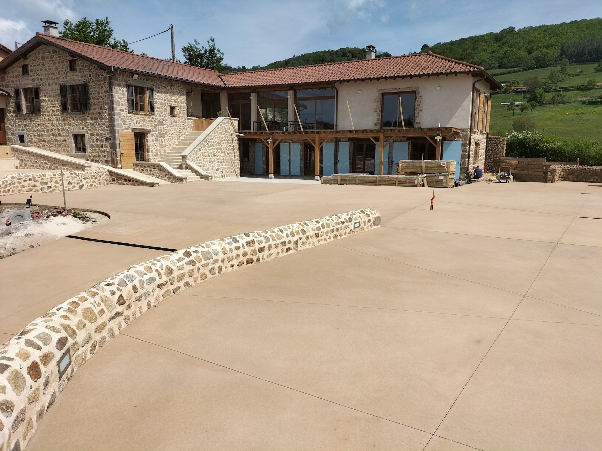 Aménagement extérieur avec petits murets en pierres