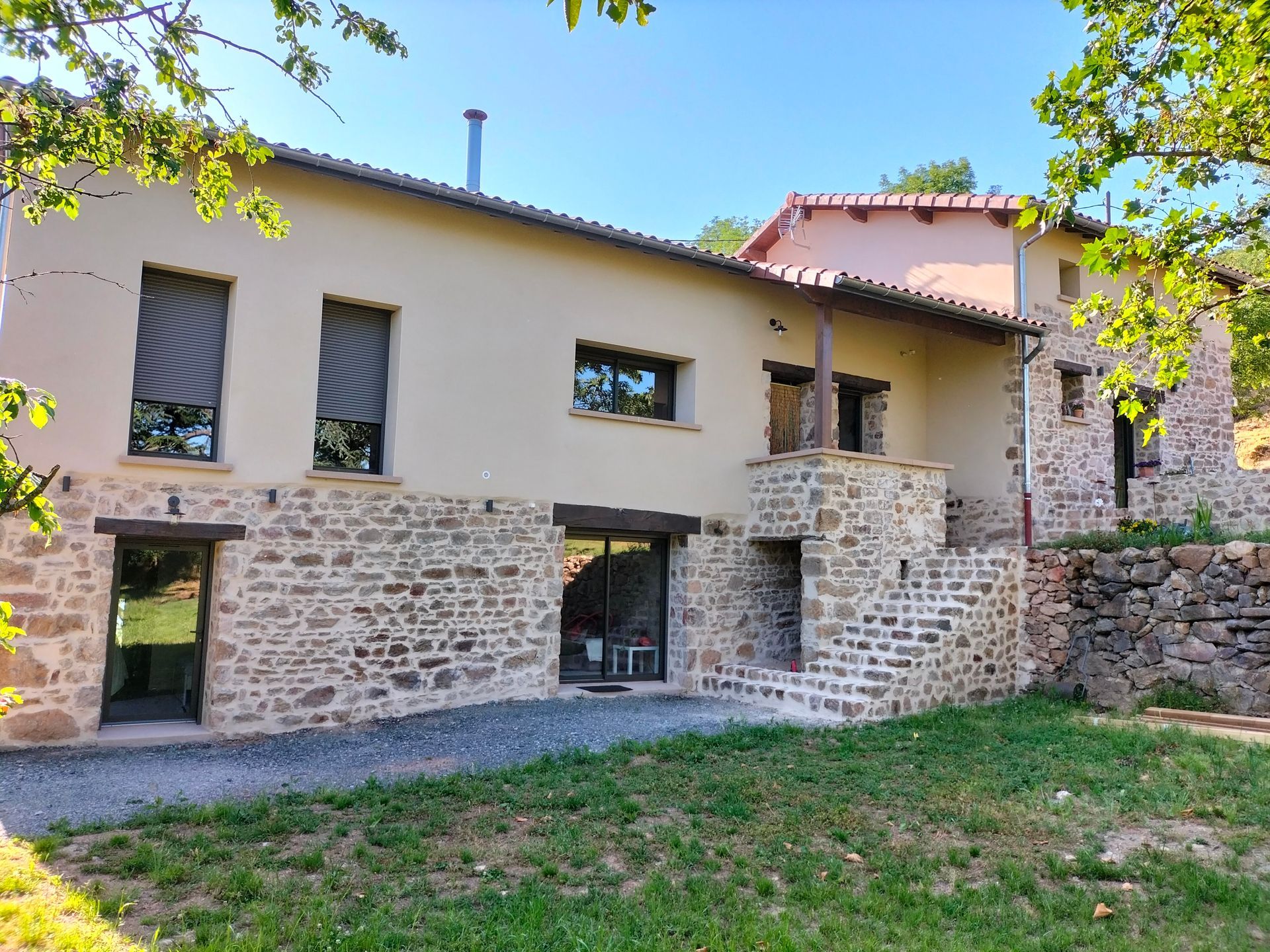 Maison rénovée en pierres pour le premier étage et crépis pour l'étage supérieur