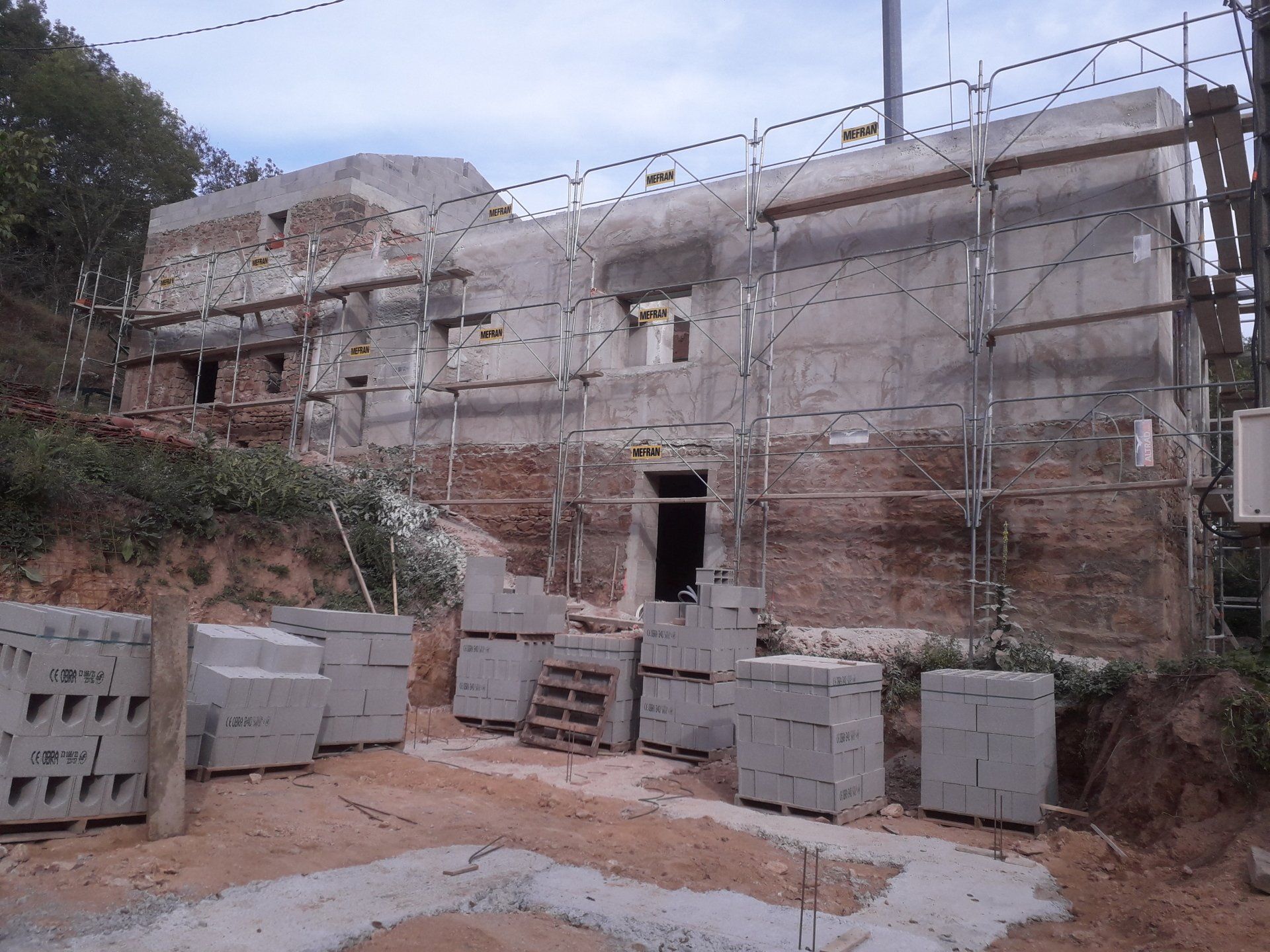 Échafaudage sur une maison en rénovation et blocs de parpaings