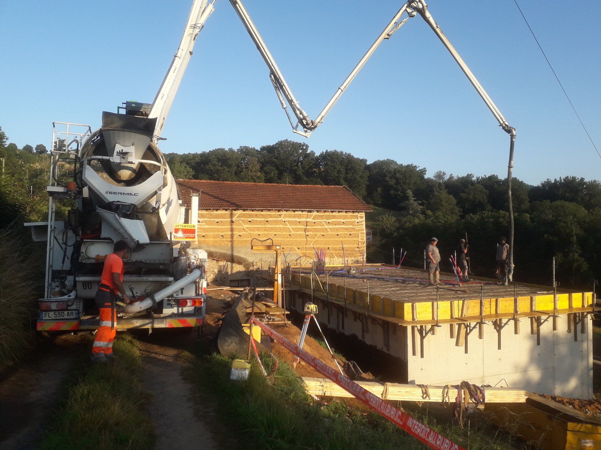 Piscine en béton en train d'être coulée