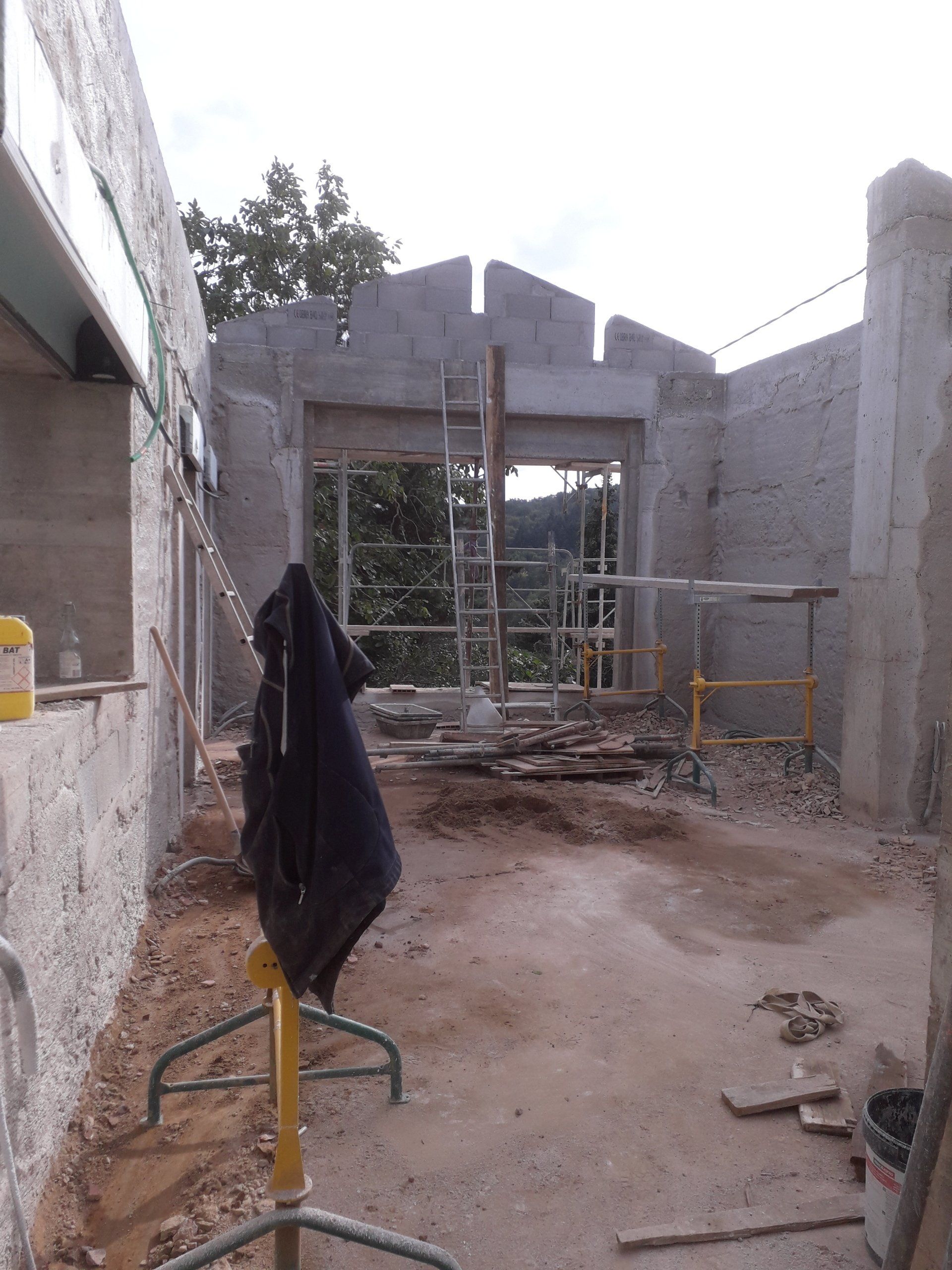 Chantier de rénovation d'une maison vu de l'intérieur