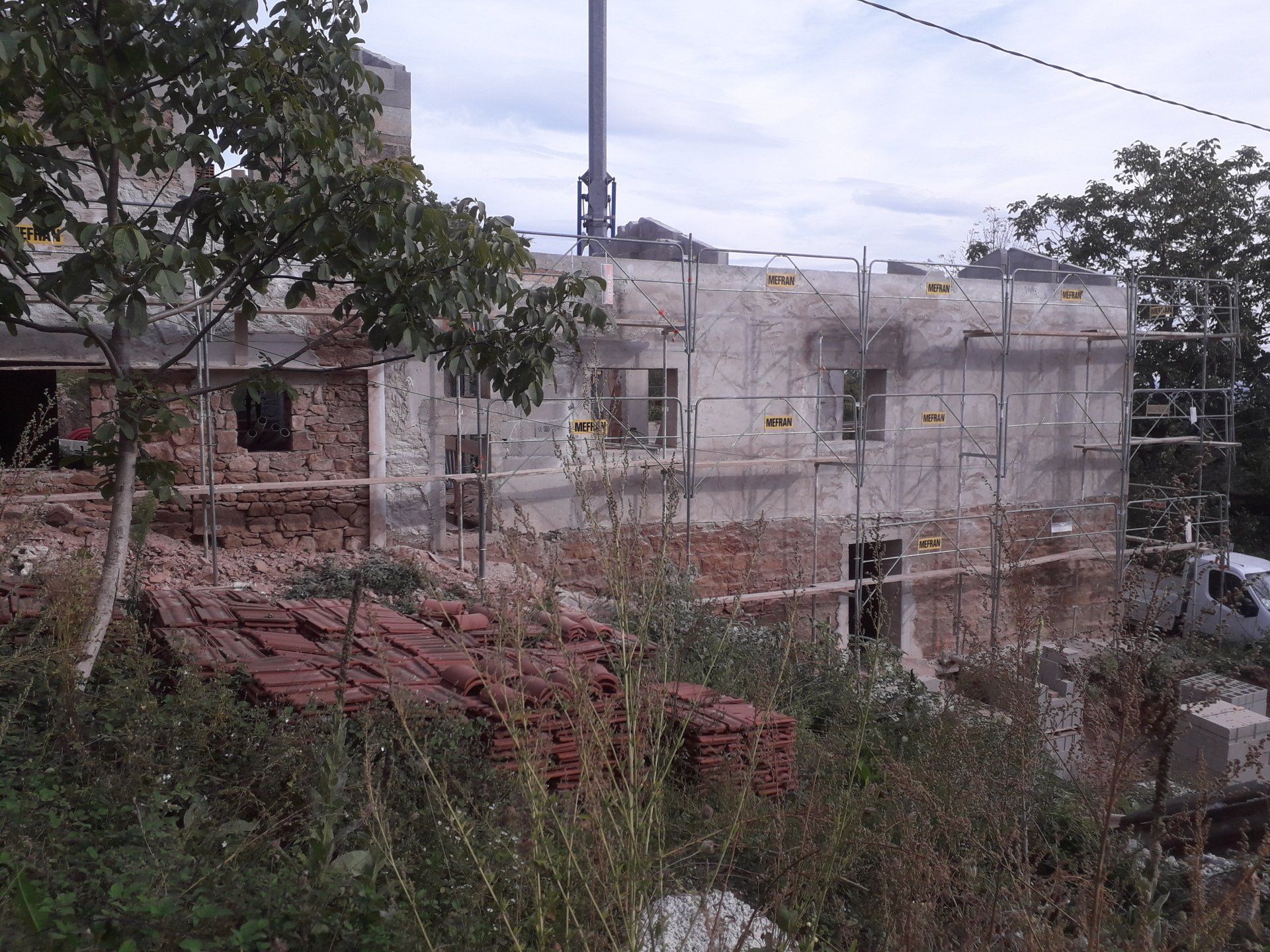 Rénovation d'une vieille maison avec échafaudages