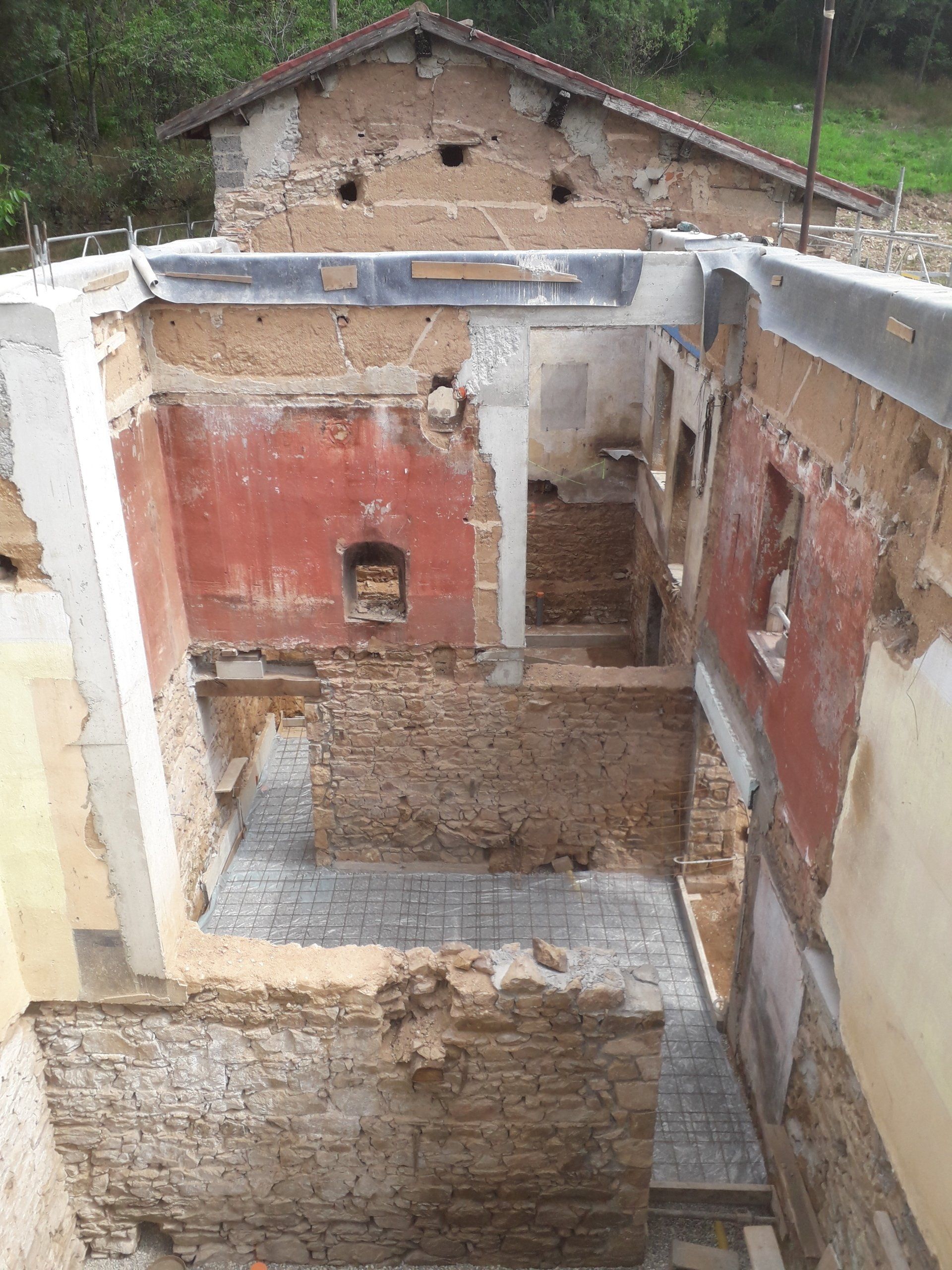 Vue intérieure d'une maison en train d'être rénovée