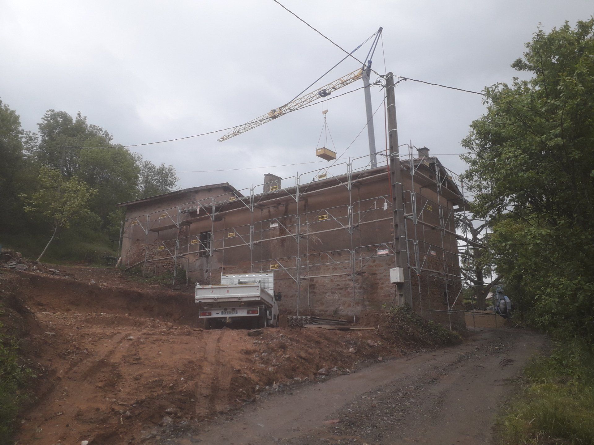 Échafaudage sur une vieille maison en train d'être rénovée