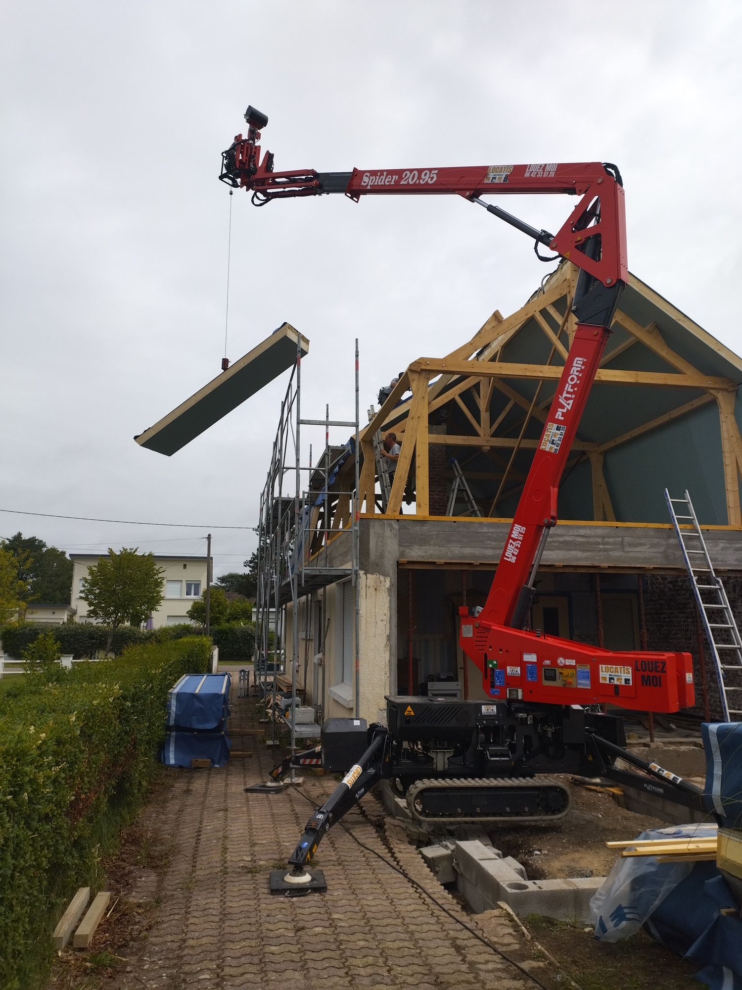 Charpente de toit en bois en construction sur fond de ciel bleu éclatant