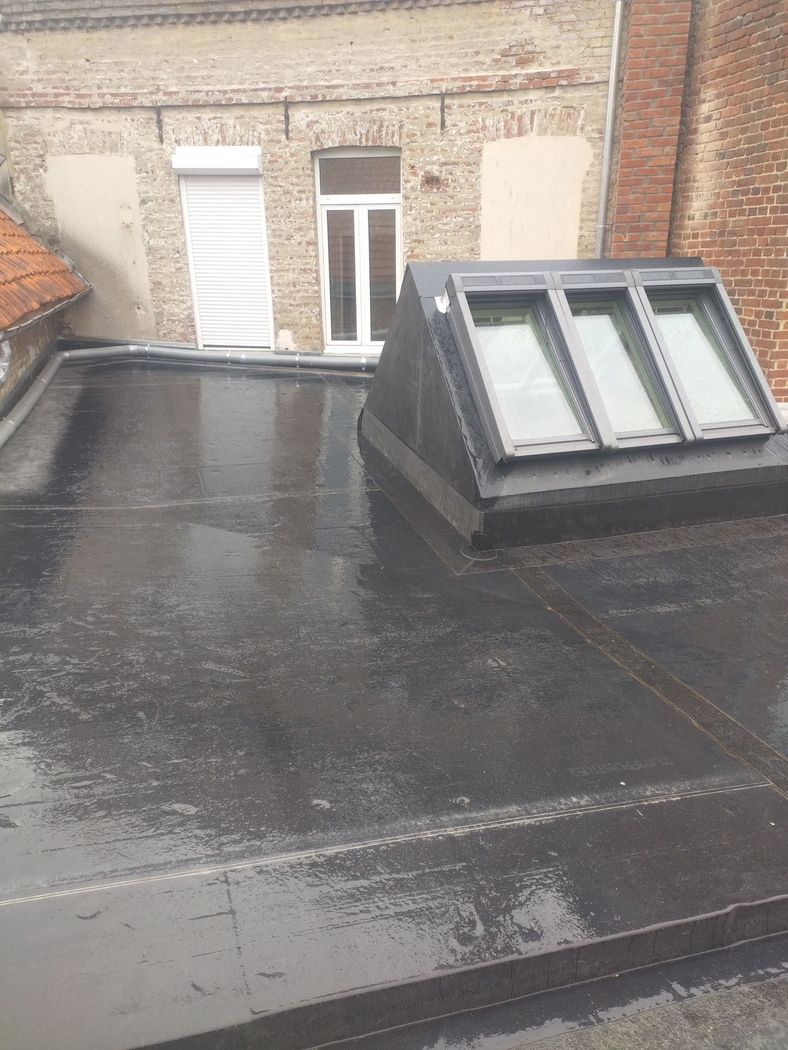 Toit plat avec deux puits de lumière carrés sous un ciel nuageux