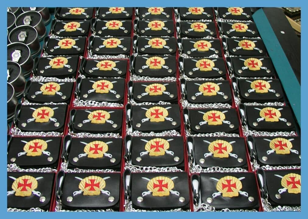 Un montón de cuadrados negros con cruces en ellos.