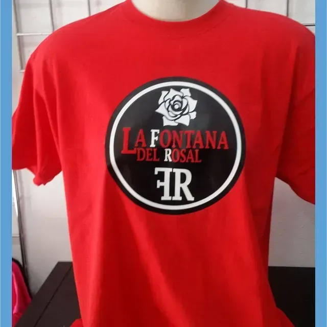 Una camiseta roja que dice la fontana del rosal