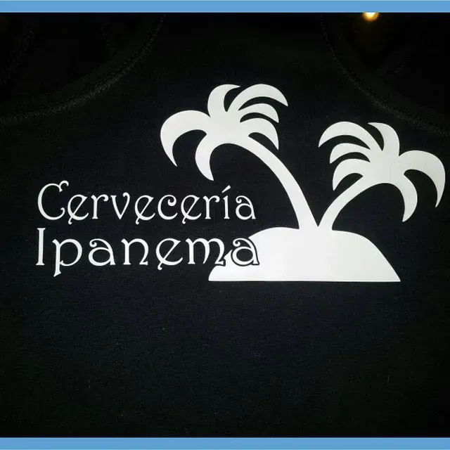 Una camiseta negra que dice Cervecería Ipanema.