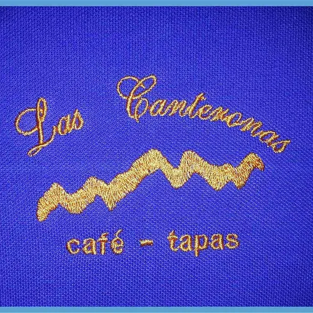 Una tela azul con las palabras