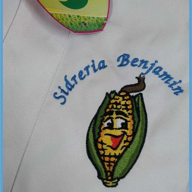 Una camisa blanca con el nombre Sidseria Benjamin.