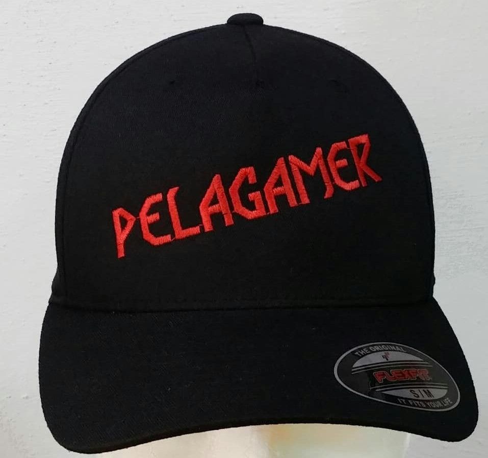 Una gorra de béisbol negra con la palabra pelagamer bordada.