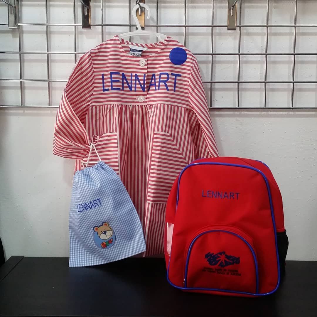 Una mochila roja con el nombre Lennart.