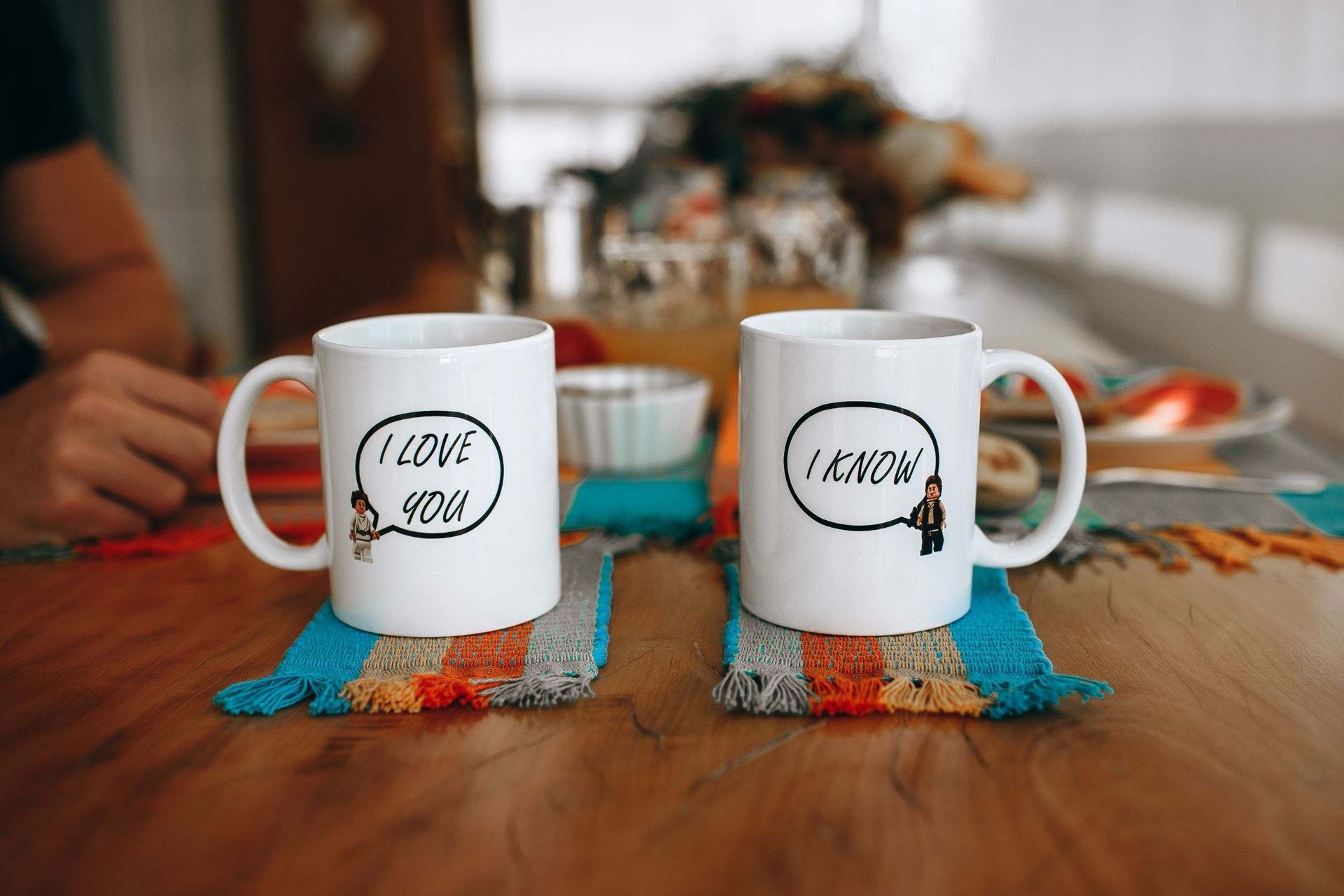 Dos tazas de café están sobre una mesa de madera.