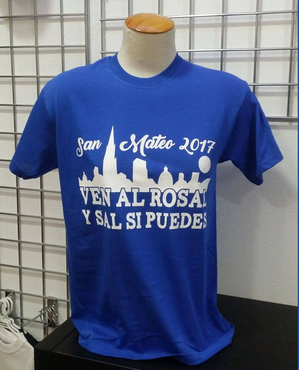 A blue shirt that says ven al rosa y sal si puede