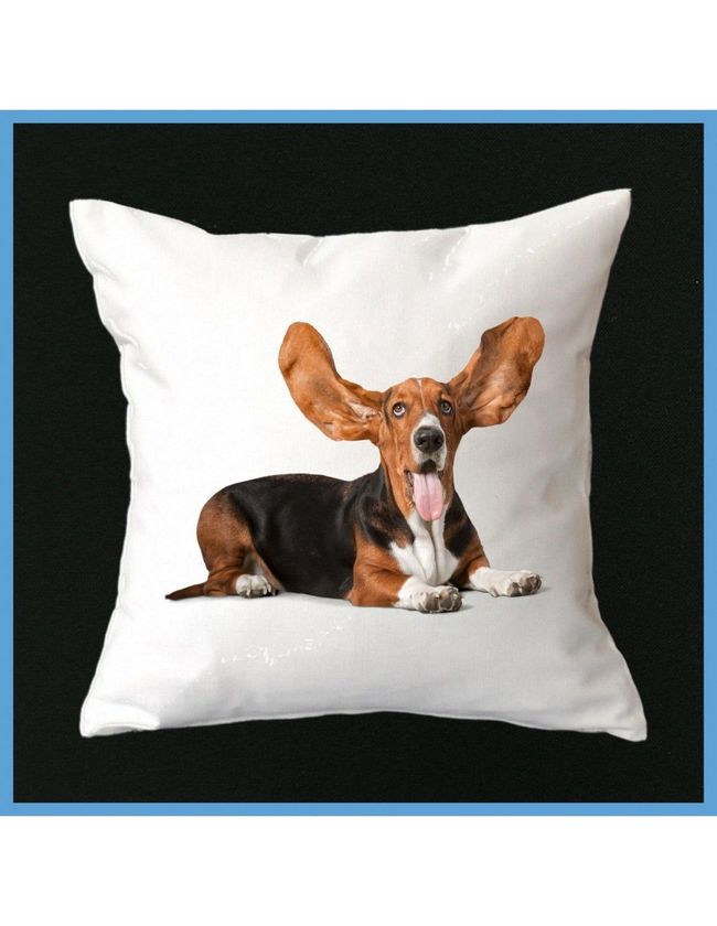 Una almohada con la imagen de un basset hound.