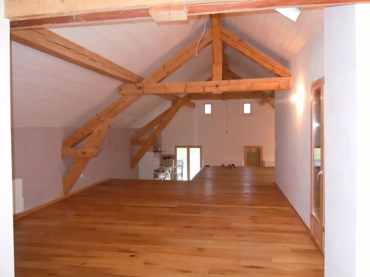 Combles à aménager avec un parquet en bois