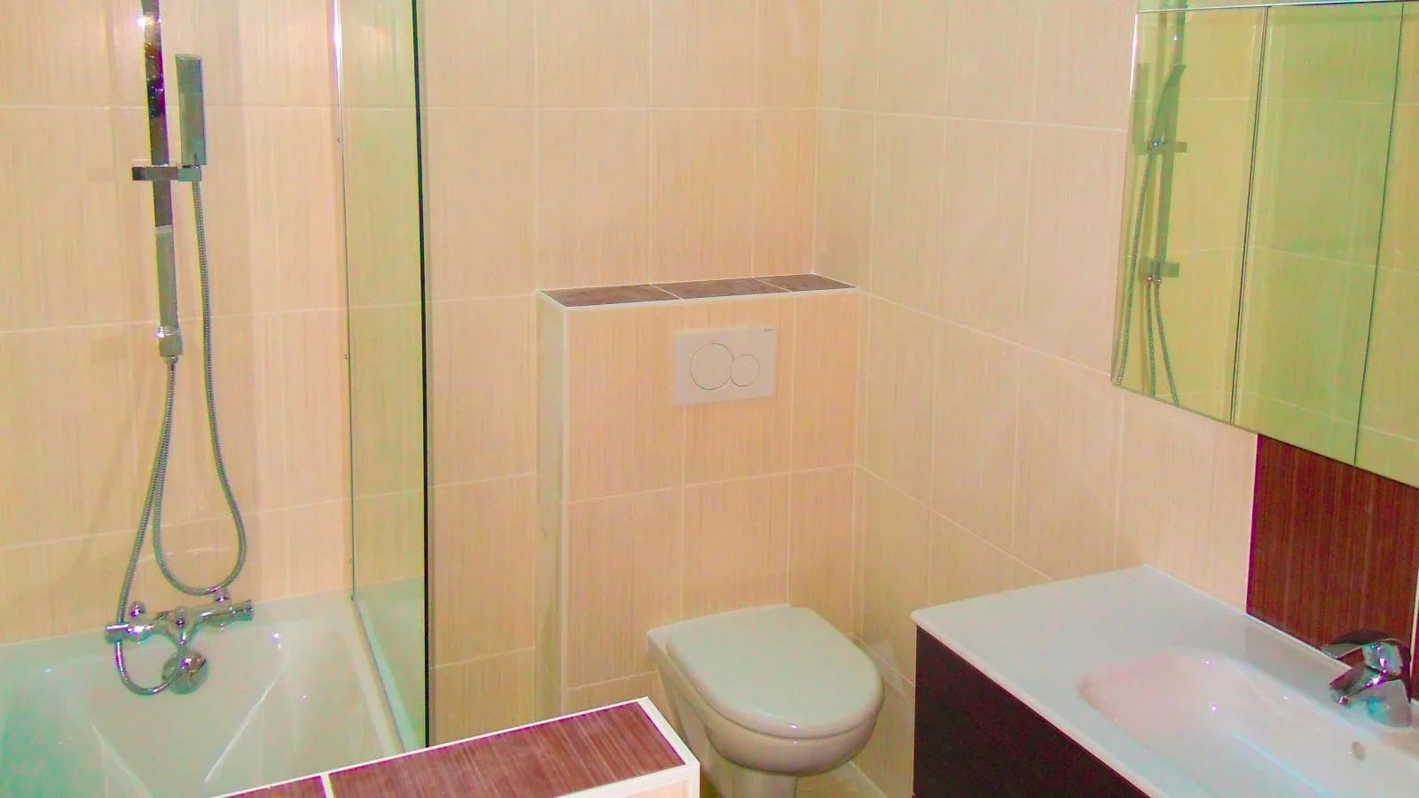 Salle de bains moderne dans les tons clairs