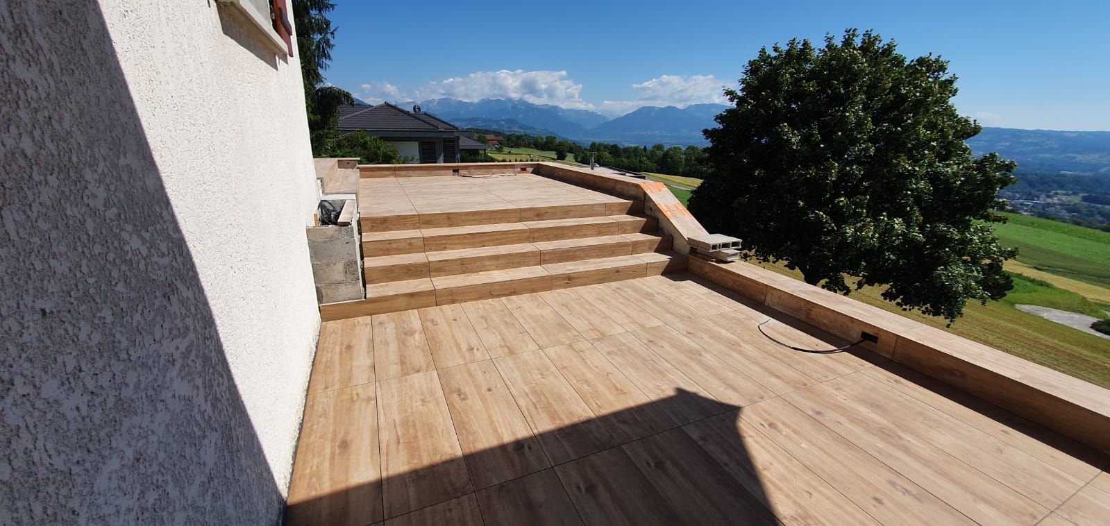 Terrasse rénovée avec dallage en lattes de bois