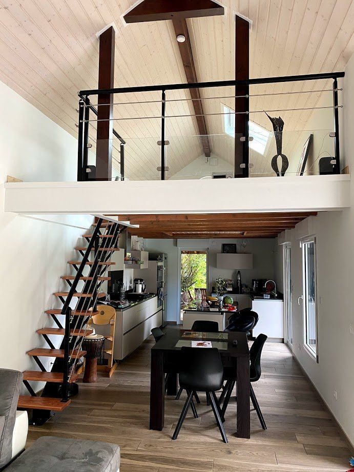 Mezzanine et escalier dans une cuisine