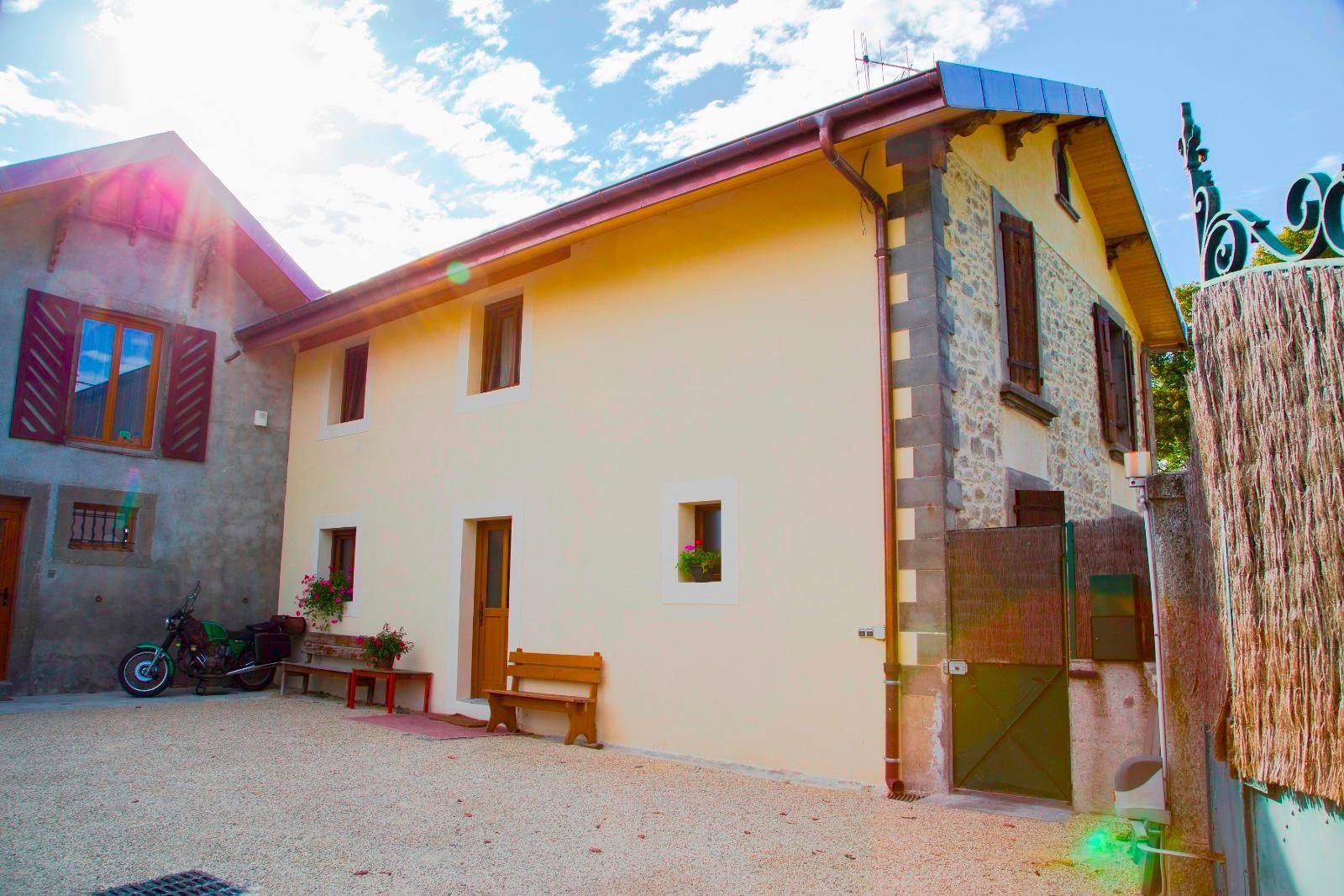 Extension de maison vue d'une cour intérieure