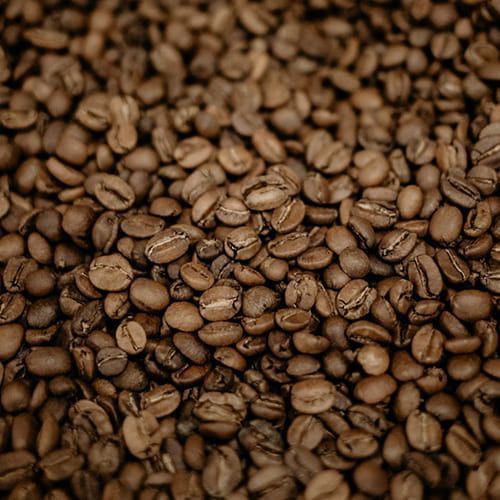 Un primer plano de una pila de granos de café.