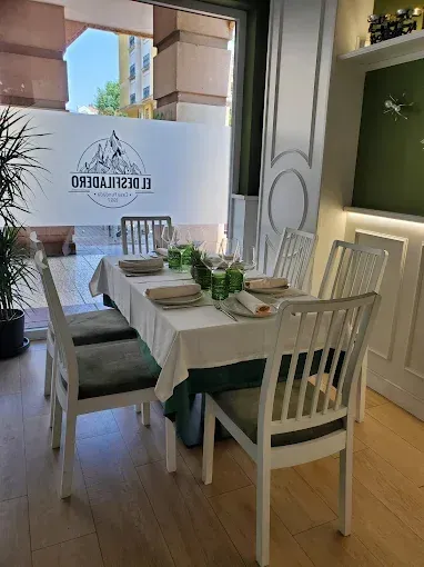 Conjunto de mesa de comedor para restaurante para invitados, con sillas blancas y una ventana con el logo del restaurante.