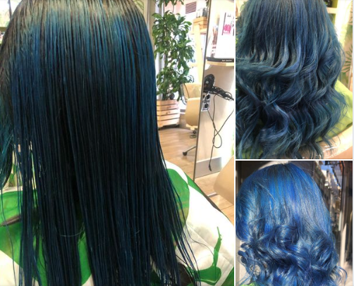 Una mujer con cabello azul está sentada en una silla en un salón.