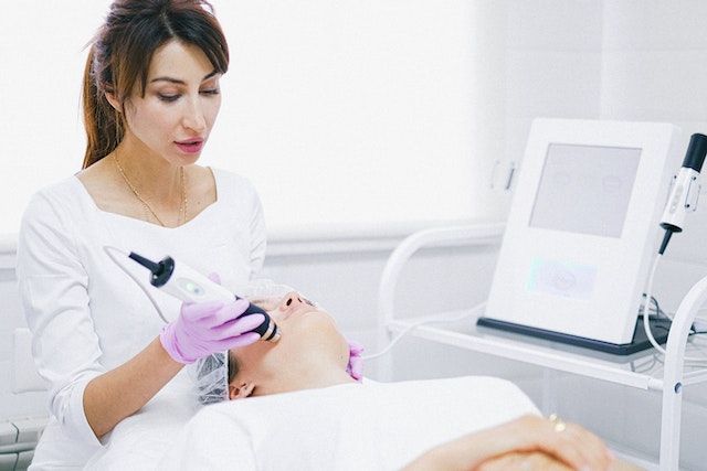 Una mujer está recibiendo un tratamiento facial en un salón de belleza.