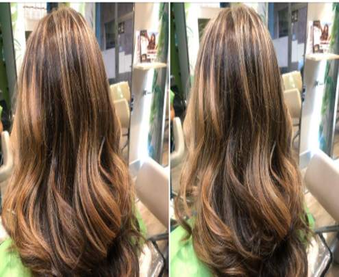 Una mujer con cabello largo y castaño está sentada en una silla en un salón.
