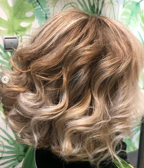 Un primer plano del cabello de una mujer en un salón.