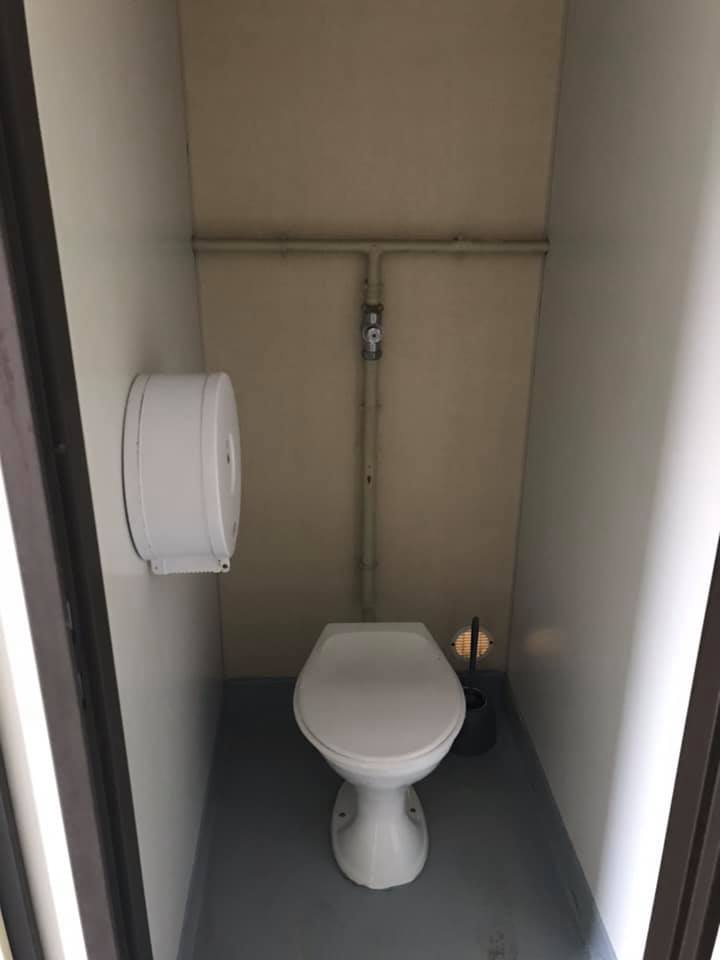 Sanitaire autonome avec chasse d'eau, lave-mains, système d'évacuation des eaux usées, respect d'hygiène