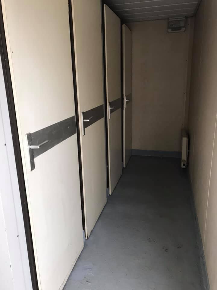 Sanitaire chauffé et éclairé, avec le distributeur de savon, papier hygiénique