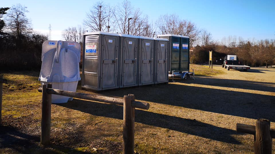 Mise en place de sanitaires dans un parc