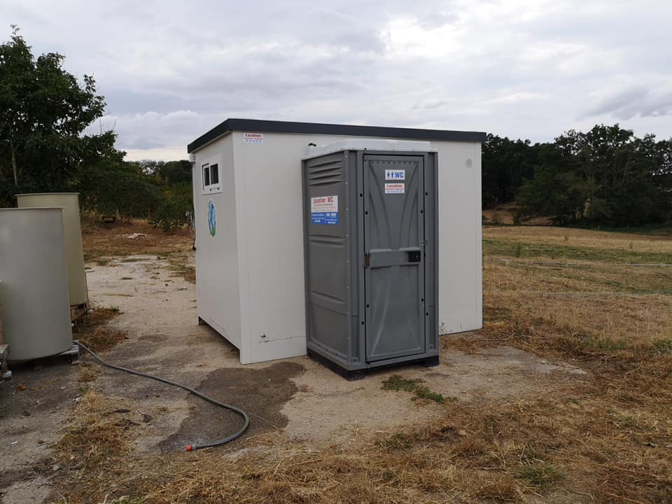 Sanitaire autonome avec douche, sanitaires mobiles, toilettes mobiles