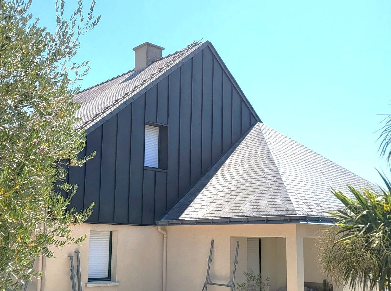 Bardage pointe de pignon en aluminium noir joints debout PREFA