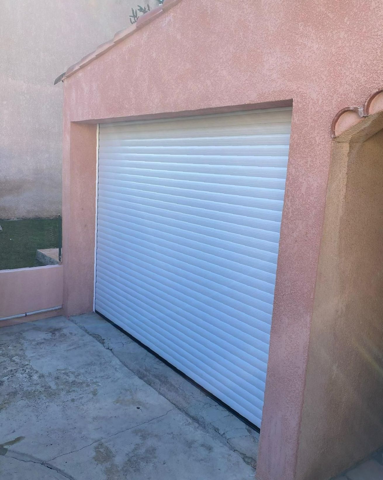 Une porte de garage enroulable
