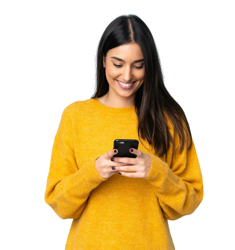 Une femme en jaune passant un appel sur son téléphone portable
